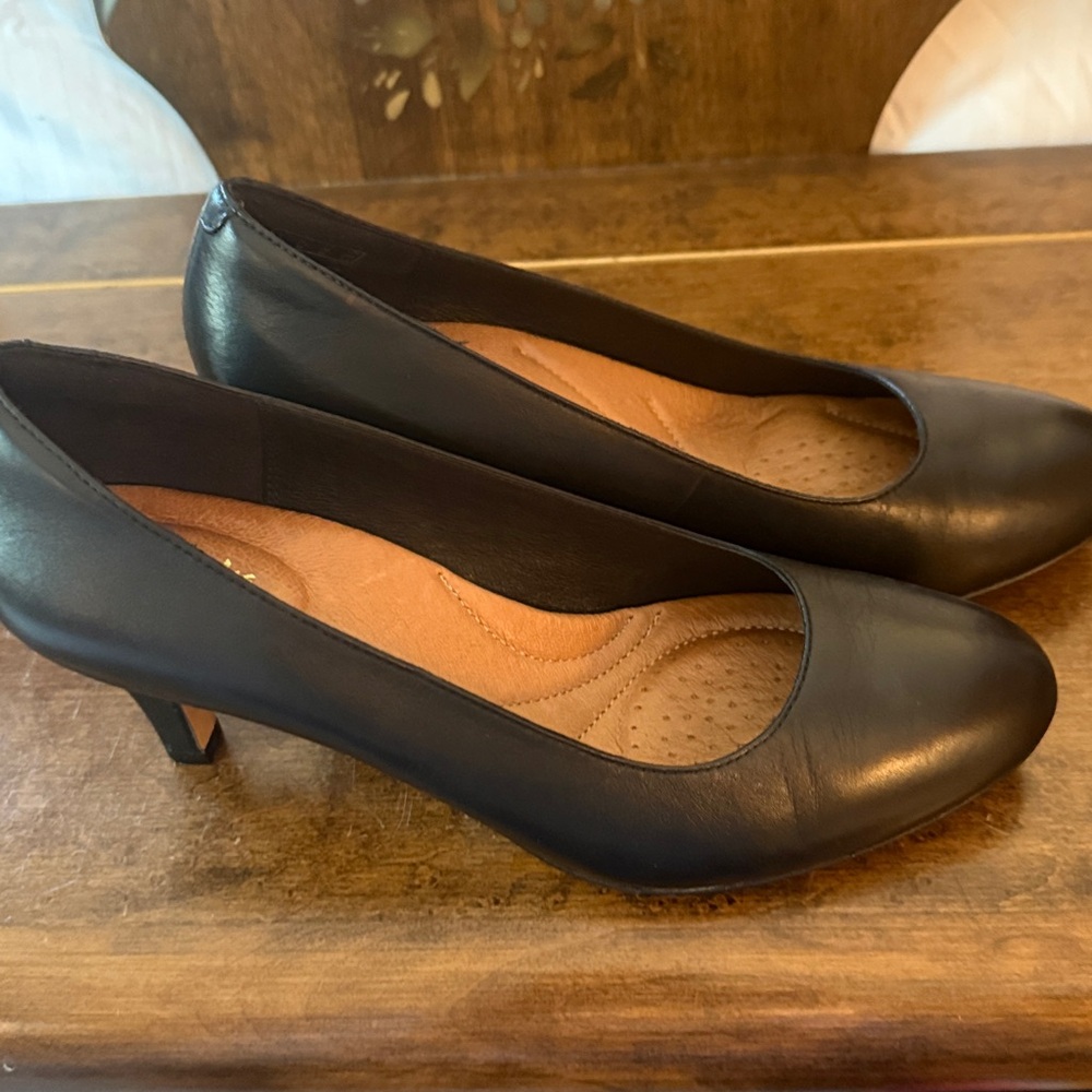 Clarks Black Leather pump Shoes.  Like new.No scuffs. Still have tags see pics
